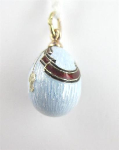 Pendentif en or jaune en forme d'oeuf émaillé...