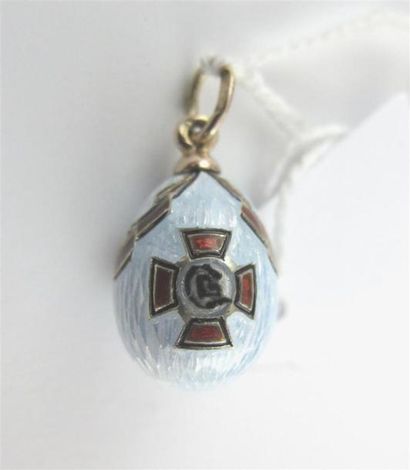 Pendentif en or jaune en forme d'oeuf émaillé...