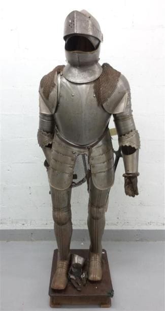 Armure en pied, gravée, de style XVIe siècle....