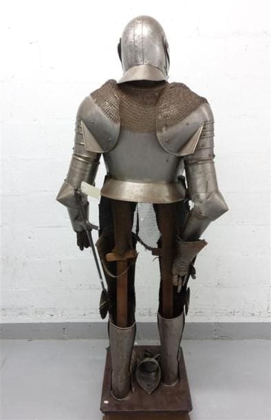 Armure en pied, gravée, de style XVIe siècle....