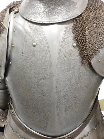 Armure en pied, gravée, de style XVIe siècle....