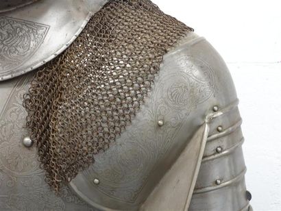 Armure en pied, gravée, de style XVIe siècle....