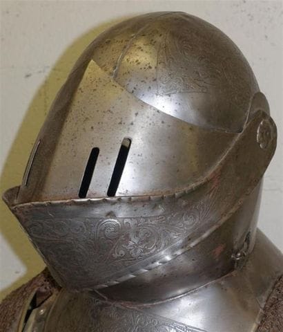 Armure en pied, gravée, de style XVIe siècle....
