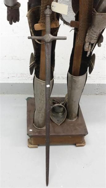 Armure en pied, gravée, de style XVIe siècle....