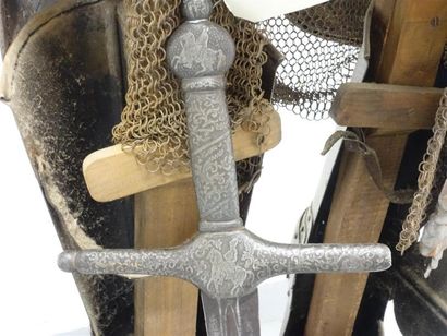 Armure en pied, gravée, de style XVIe siècle....