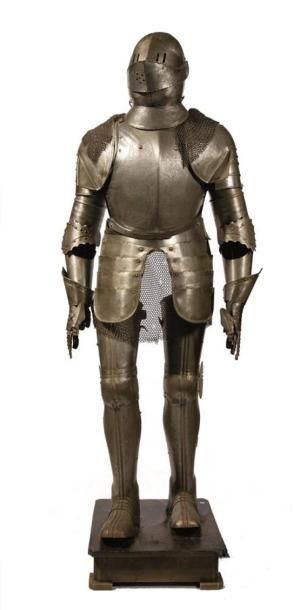 Armure en pied, gravée, de style XVIe siècle....