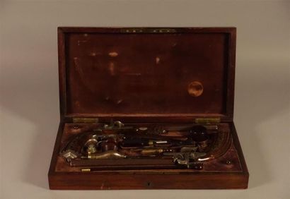 Coffret de pistolets de duel par Jean LECLERC,...