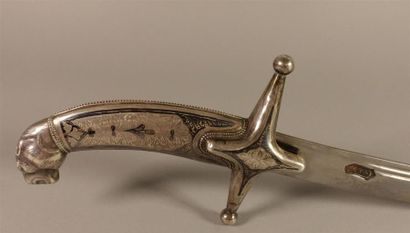 Sabre caucasien. 
Monture et fourreau recouvert...