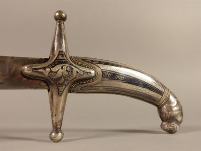 Sabre caucasien. 
Monture et fourreau recouvert...