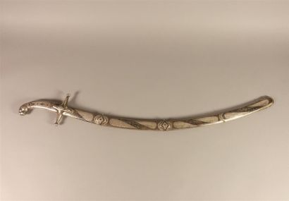 Sabre caucasien. 
Monture et fourreau recouvert...