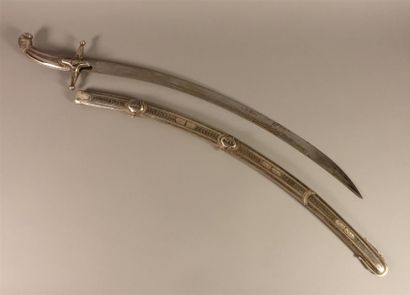Sabre caucasien. 
Monture et fourreau recouvert...