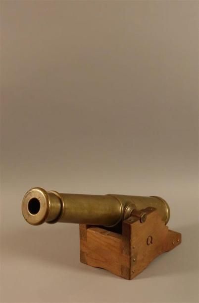 Canon de marine. En bronze à quatre anneaux...