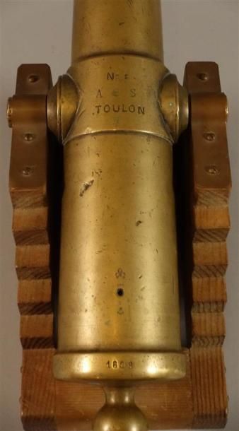 Canon de marine. En bronze à quatre anneaux...