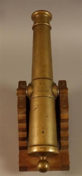 Canon de marine. En bronze à quatre anneaux...