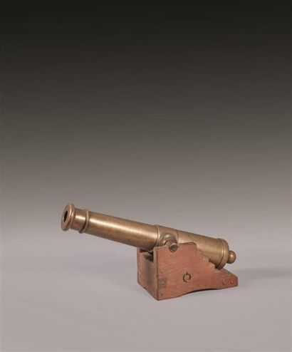 Canon de marine. En bronze à quatre anneaux...