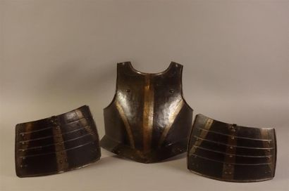 Demi-armure de cavalier, en fer forgé patiné...