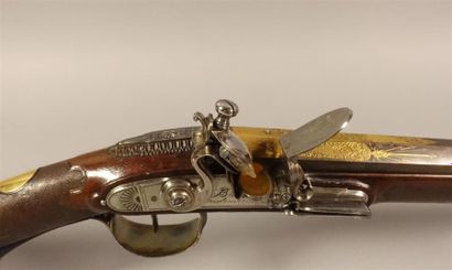 Superbe fusil de chasse à silex. 
Long et...