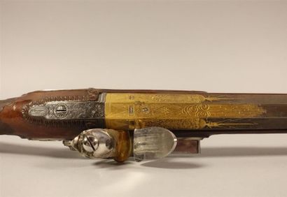 Superbe fusil de chasse à silex. 
Long et...