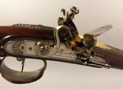 Superbe fusil de chasse à silex. 
Long et...