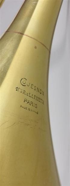 Trompe de chasse par COUESNON. 
En laiton,...