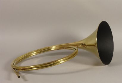Trompe de chasse par COUESNON. 
En laiton,...