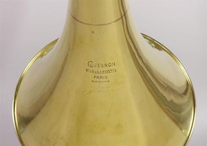 Trompe de chasse par COUESNON. 
En laiton,...