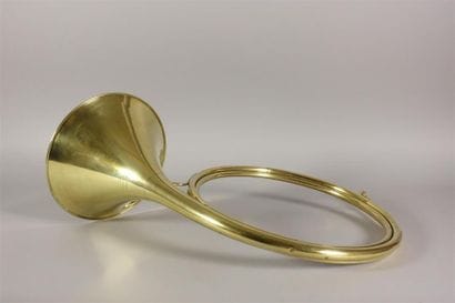 Trompe de chasse par COUESNON. 
En laiton,...