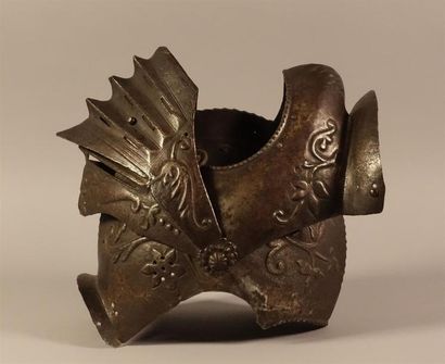 Armet.
En fer forgé d'une seule pièce. Timbre...