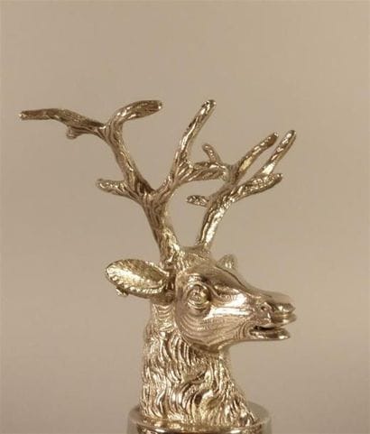Gobelet de chasse en métal argenté reposant...