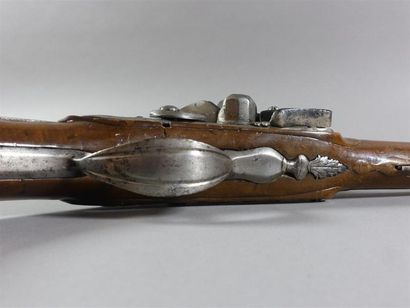 Long pistolet d'arçon à silex.
Canon rond...