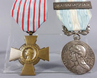 FRANCE
Ensemble comprenant une croix du combattant...