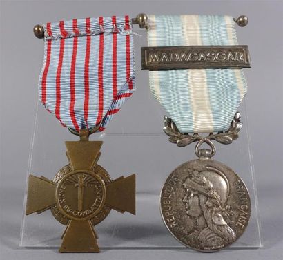 FRANCE
Ensemble comprenant une croix du combattant...