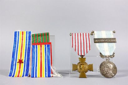 FRANCE
Ensemble comprenant une croix du combattant...