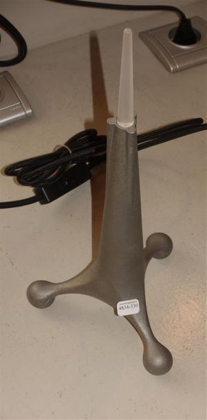 LAMPE A POSER HAPPY CANDLE Designer : Villa...