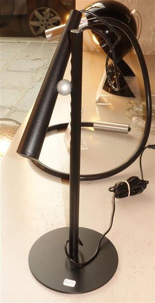 LAMPE DE TABLE MAGNETO Designer : Giulio...