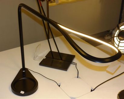 LAMPE DE TABLE KINX Designer : Karim Rashid...