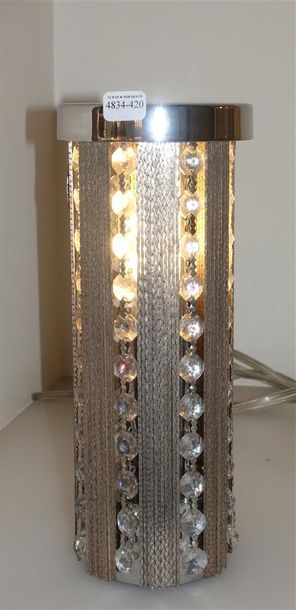 LAMPE A POSER KELLY LIGHT Designer : Robbie...