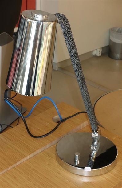 LAMPE A POSER UP DESK Designer : Massimiliano...