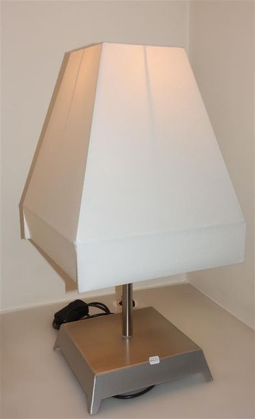 LAMPE A POSER EFQUS Designer : Jan Des Bouvrie...
