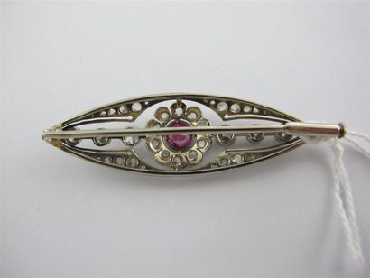 Broche en or gris 750 millièmes et platine...