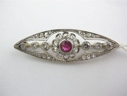 Broche en or gris 750 millièmes et platine...