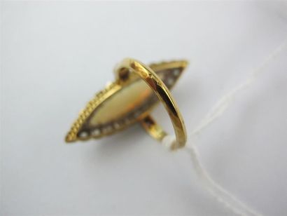 Bague en or jaune 750 millièmes et platine...