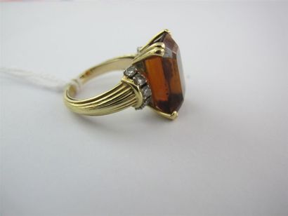 Bague en or jaune 750 millièmes gravé à décor...