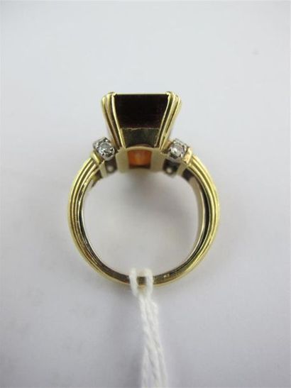 Bague en or jaune 750 millièmes gravé à décor...