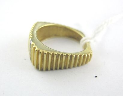 Bague en or jaune 750 millièmes gravé à décor...