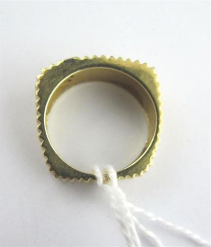 Bague en or jaune 750 millièmes gravé à décor...