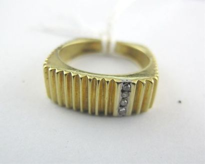 Bague en or jaune 750 millièmes gravé à décor...