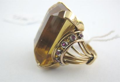 Bague en or jaune 750 millièmes et platine...