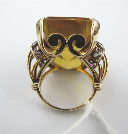 Bague en or jaune 750 millièmes et platine...