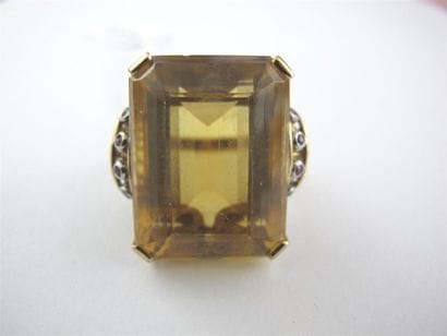 Bague en or jaune 750 millièmes et platine...